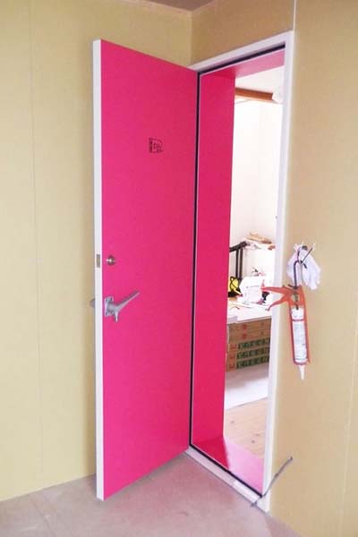和室にピンク色のドア