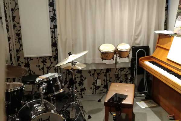 ドラムもピアノもある部屋は、ミュージシャンにとって夢のような空間ですね。