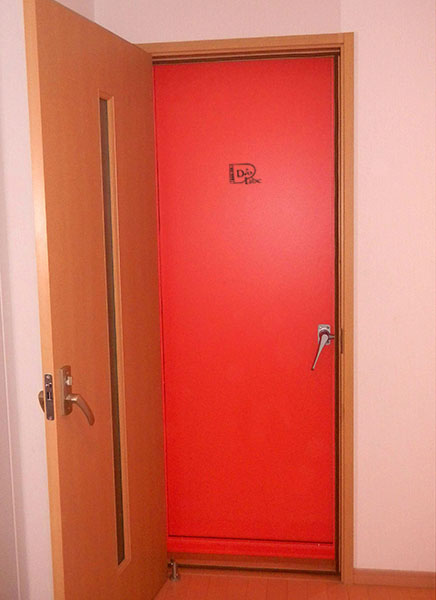 既存のドアはそのままお使いになりたいとのことで、内側に防音ドアを設置。ダブルドアとしています。鮮やかなオレンジが栄えますね。